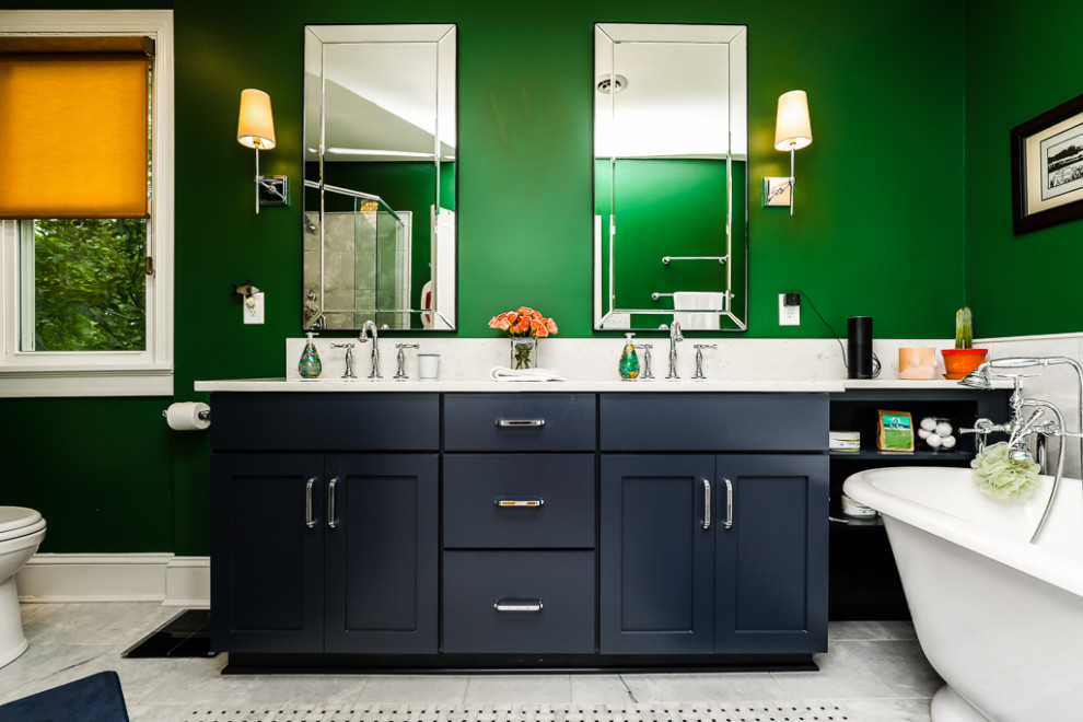 Свежая идея для дизайна: главная ванная комната среднего размера в классическом стиле с фасадами в стиле шейкер, синими фасадами, отдельно стоящей ванной, угловым душем, раздельным унитазом, белой плиткой, керамогранитной плиткой, зелеными стенами, полом из керамогранита, накладной раковиной, столешницей из кварцита, белым полом, белой столешницей, тумбой под две раковины и встроенной тумбой - отличное фото интерьера