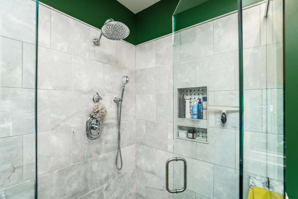 Источник вдохновения для домашнего уюта: главная ванная комната среднего размера в классическом стиле с фасадами в стиле шейкер, синими фасадами, отдельно стоящей ванной, угловым душем, раздельным унитазом, белой плиткой, керамогранитной плиткой, зелеными стенами, полом из керамогранита, накладной раковиной, столешницей из кварцита, белым полом, душем с распашными дверями, белой столешницей, тумбой под две раковины и встроенной тумбой