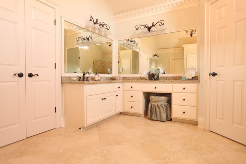 Cette photo montre une grande salle de bain principale chic avec un placard à porte shaker, des portes de placard blanches, un mur blanc, un sol en carrelage de céramique et un plan de toilette en granite.