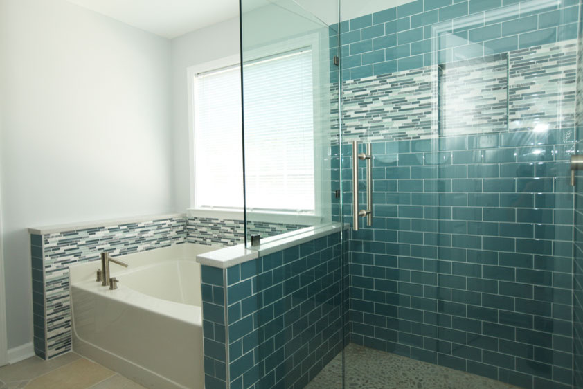 Foto di una grande stanza da bagno padronale contemporanea con vasca da incasso, doccia ad angolo, piastrelle verdi, piastrelle diamantate, pareti grigie e pavimento con piastrelle in ceramica
