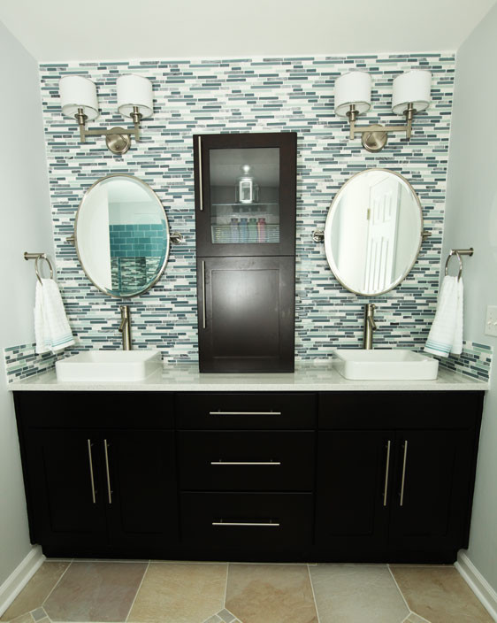 Großes Modernes Badezimmer En Suite mit Einbaubadewanne, Eckdusche, grünen Fliesen, Metrofliesen, grauer Wandfarbe und Keramikboden in Atlanta