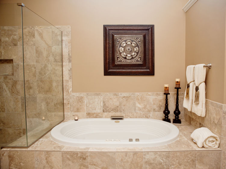 Idee per una stanza da bagno padronale classica di medie dimensioni con vasca da incasso, doccia ad angolo e pareti beige