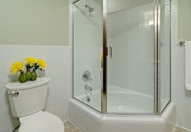 Idéer för ett litet 60 tals badrum, med ett undermonterad handfat, luckor med infälld panel, vita skåp, bänkskiva i kvarts, ett hörnbadkar, en dusch/badkar-kombination, en toalettstol med separat cisternkåpa, flerfärgad kakel, keramikplattor, gröna väggar och mosaikgolv