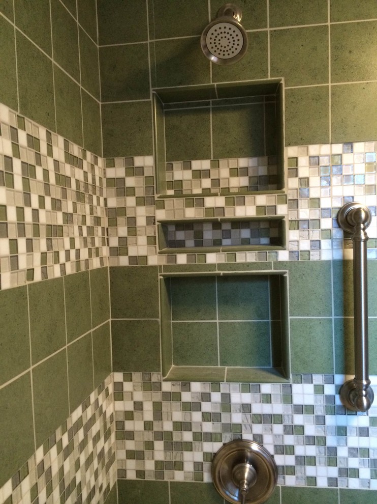На фото: маленькая ванная комната в стиле фьюжн с ванной в нише, душем над ванной, зеленой плиткой, керамогранитной плиткой и душевой кабиной для на участке и в саду