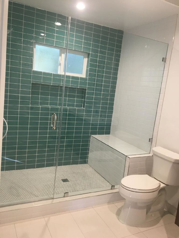 Idéer för att renovera ett mellanstort funkis badrum för barn, med skåp i shakerstil, bruna skåp, en dubbeldusch, svart och vit kakel och dusch med skjutdörr