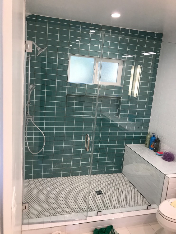 Cette image montre une salle de bain minimaliste de taille moyenne pour enfant avec une douche double et une cabine de douche à porte coulissante.