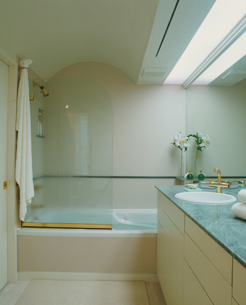 На фото: ванная комната в современном стиле с бирюзовой столешницей