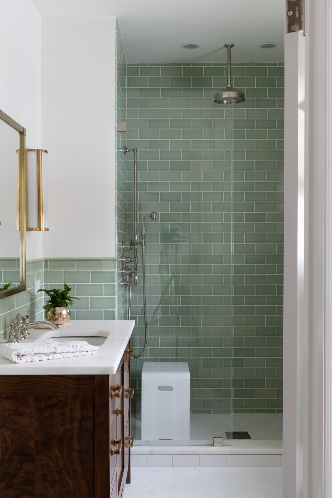 Пример оригинального дизайна: ванная комната среднего размера в классическом стиле с фасадами цвета дерева среднего тона, душем в нише, зеленой плиткой, керамической плиткой, полом из керамической плитки, белым полом, открытым душем, белой столешницей, тумбой под одну раковину и душевой кабиной