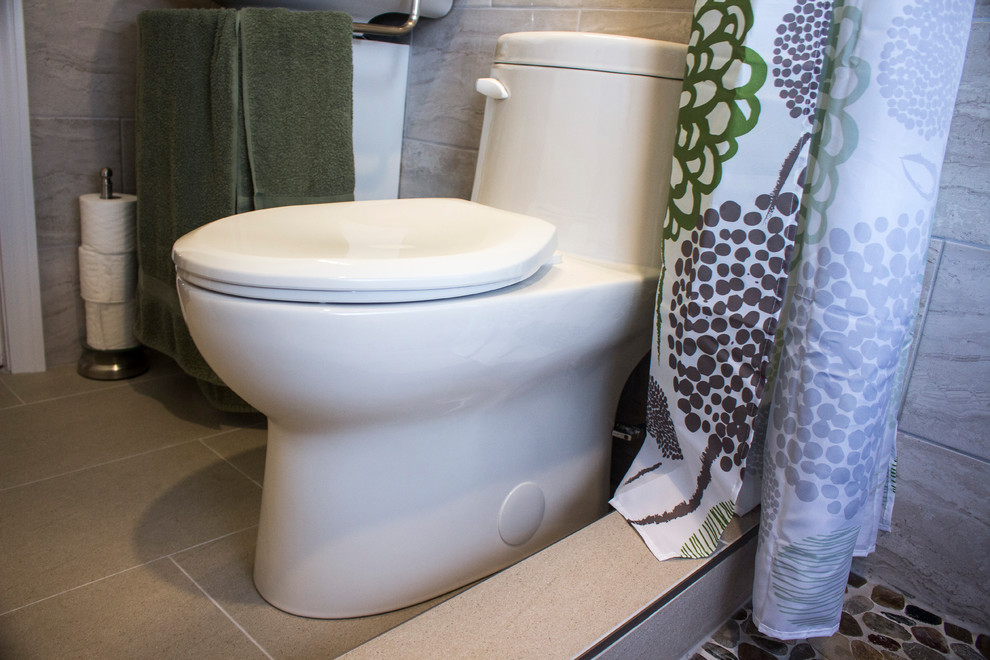 Kleines Modernes Duschbad mit Duschnische, Toilette mit Aufsatzspülkasten, beigen Fliesen, Keramikfliesen, grüner Wandfarbe, Keramikboden, Sockelwaschbecken, beigem Boden und Duschvorhang-Duschabtrennung in Sonstige