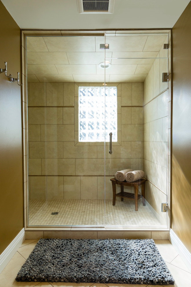 Источник вдохновения для домашнего уюта: ванная комната в стиле неоклассика (современная классика) с фасадами с выступающей филенкой, темными деревянными фасадами, унитазом-моноблоком, синими стенами и душевой кабиной
