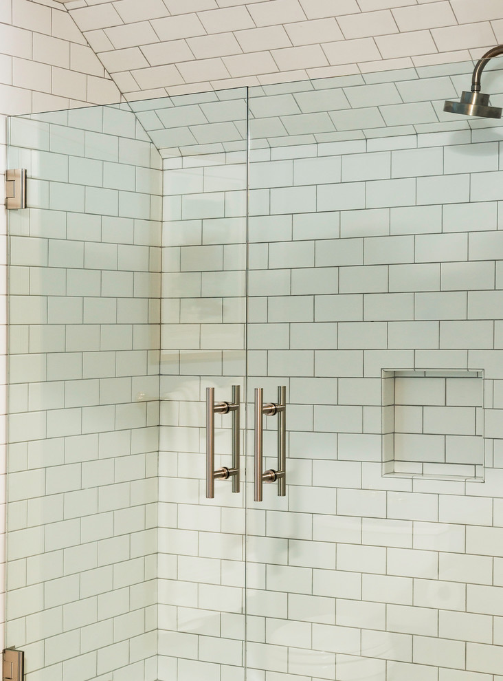 Idée de décoration pour une douche en alcôve principale tradition avec un carrelage blanc.