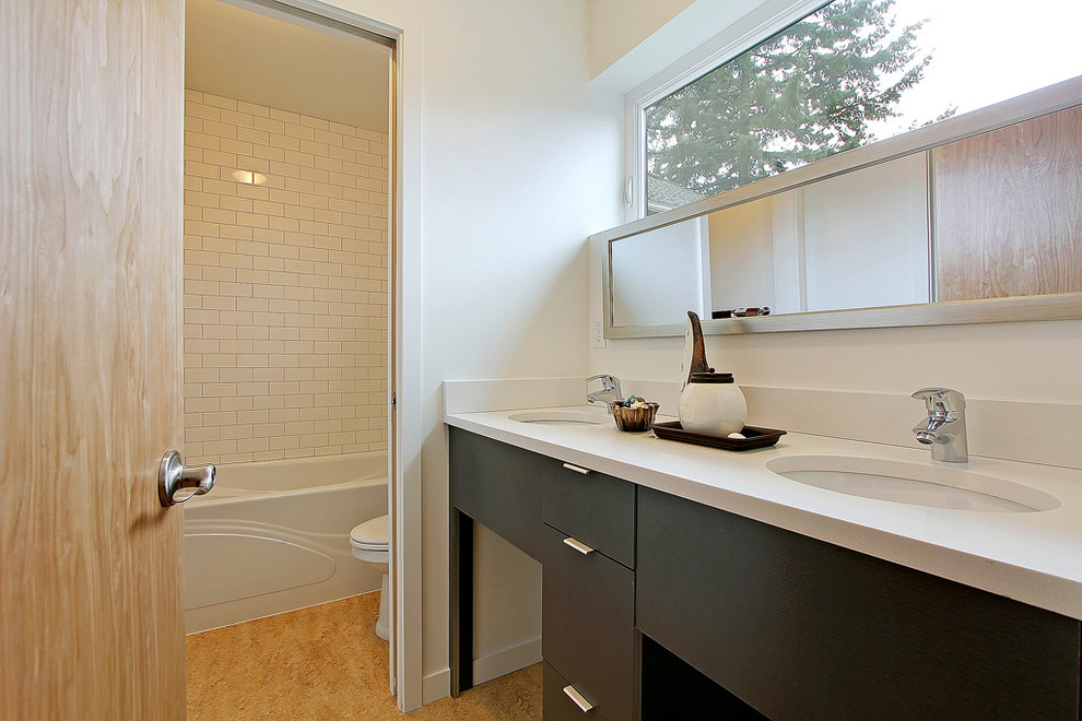 Идея дизайна: ванная комната в современном стиле с врезной раковиной, черными фасадами, ванной в нише, душем над ванной, белой плиткой, плиткой кабанчик и плоскими фасадами