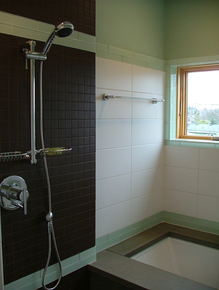 Inredning av ett modernt mellanstort en-suite badrum, med ett hörnbadkar, en öppen dusch, grön kakel, vit kakel, porslinskakel, vita väggar, klinkergolv i porslin och ett piedestal handfat