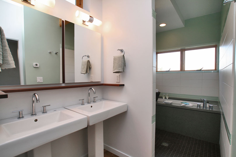 Idéer för att renovera ett mellanstort funkis en-suite badrum, med ett hörnbadkar, grön kakel, vit kakel, porslinskakel, vita väggar, klinkergolv i porslin och ett piedestal handfat