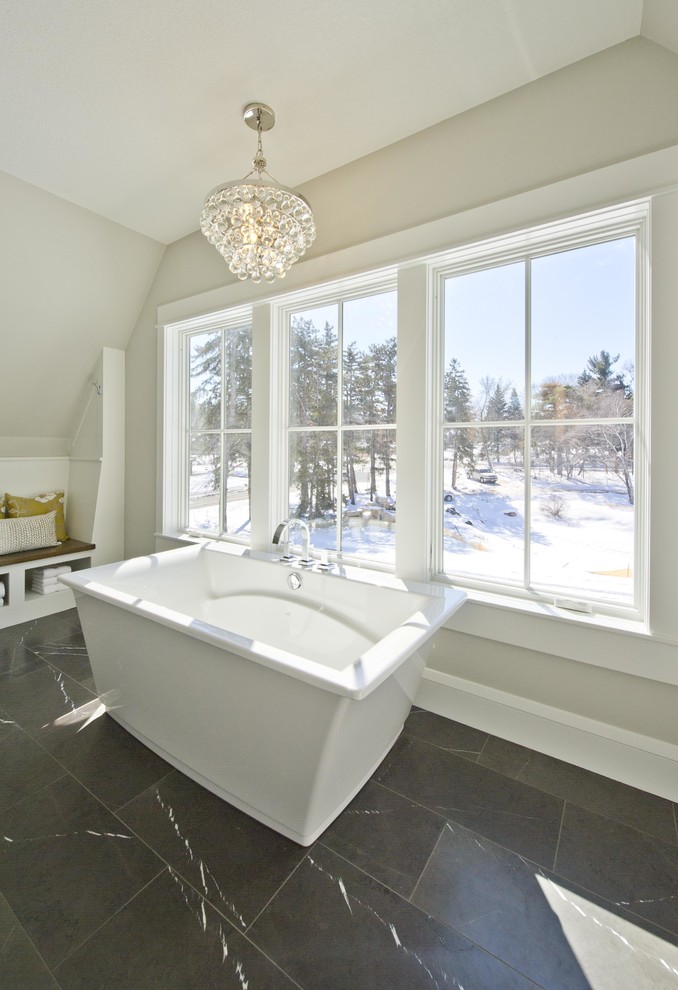 Inspiration för ett funkis en-suite badrum, med ett fristående badkar, svart kakel, stenkakel, grå väggar och marmorgolv