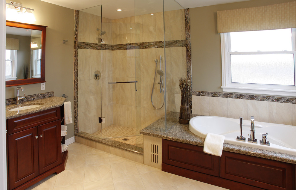 Idee per una stanza da bagno chic con top in granito e lavabo sottopiano