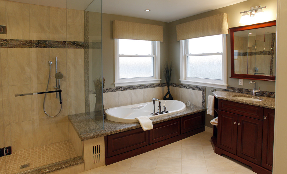 Idéer för ett klassiskt badrum, med granitbänkskiva