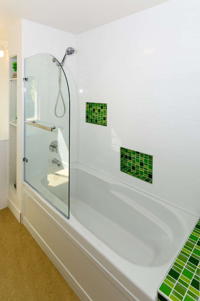 Пример оригинального дизайна: маленькая главная ванная комната в современном стиле с монолитной раковиной, плоскими фасадами, белыми фасадами, накладной ванной, душем над ванной, раздельным унитазом, зеленой плиткой, белой плиткой, белыми стенами и полом из линолеума для на участке и в саду