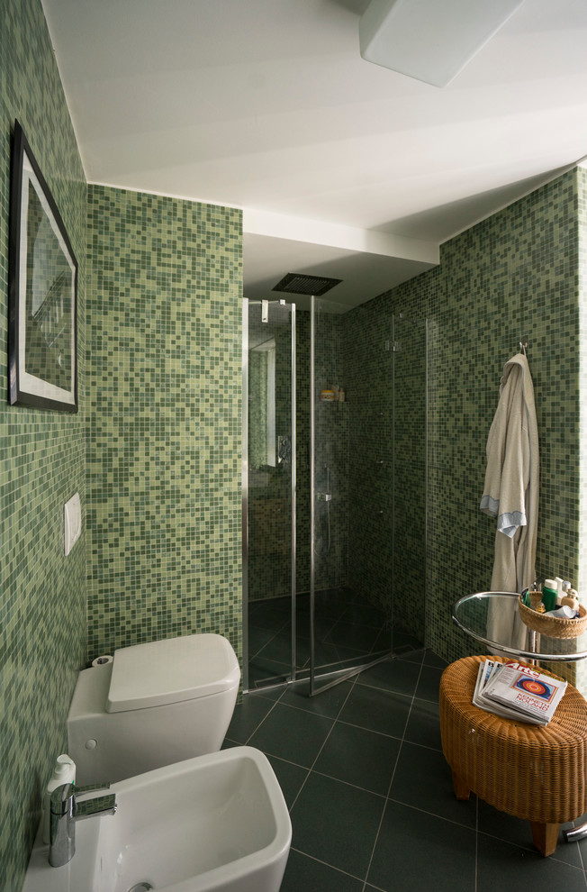 Inspiration pour une petite douche en alcôve principale minimaliste avec un plan vasque, un plan de toilette en carrelage, WC séparés, un carrelage vert, mosaïque, un mur vert et un sol en carrelage de céramique.