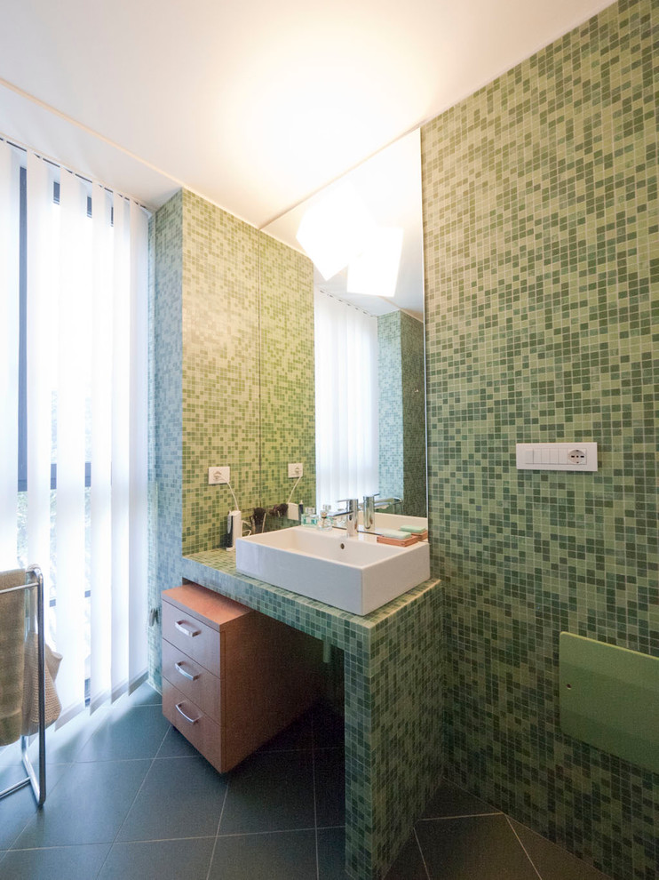 На фото: маленькая главная ванная комната в стиле модернизм с консольной раковиной, столешницей из плитки, душем в нише, раздельным унитазом, зеленой плиткой, плиткой мозаикой, зелеными стенами и полом из керамической плитки для на участке и в саду с