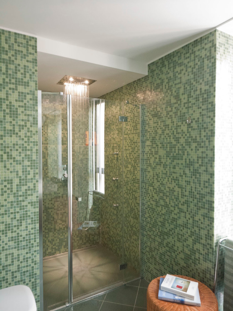 Kleines Modernes Badezimmer En Suite mit Waschtischkonsole, gefliestem Waschtisch, Duschnische, Wandtoilette mit Spülkasten, grünen Fliesen, Mosaikfliesen, grüner Wandfarbe und Keramikboden in Mailand