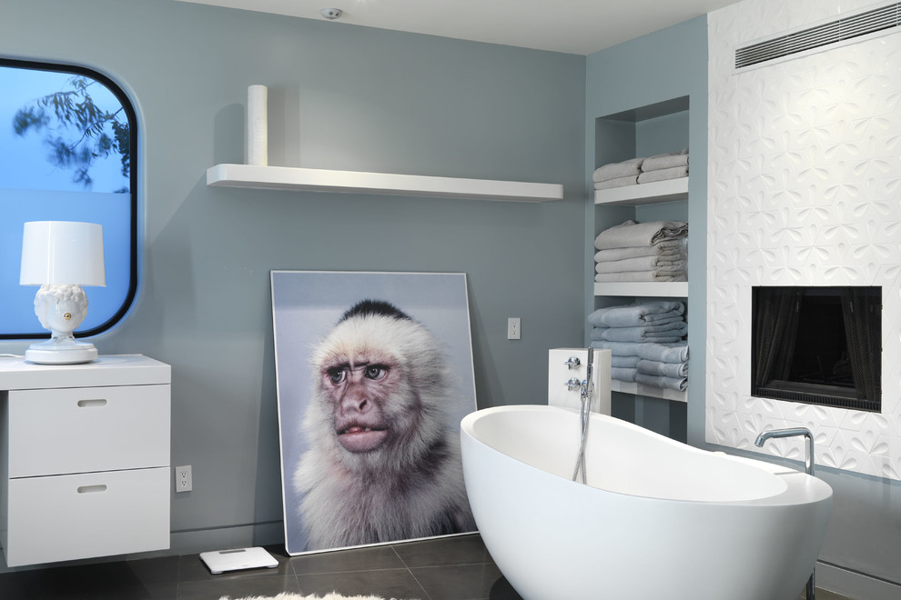 Источник вдохновения для домашнего уюта: ванная комната в стиле модернизм с отдельно стоящей ванной