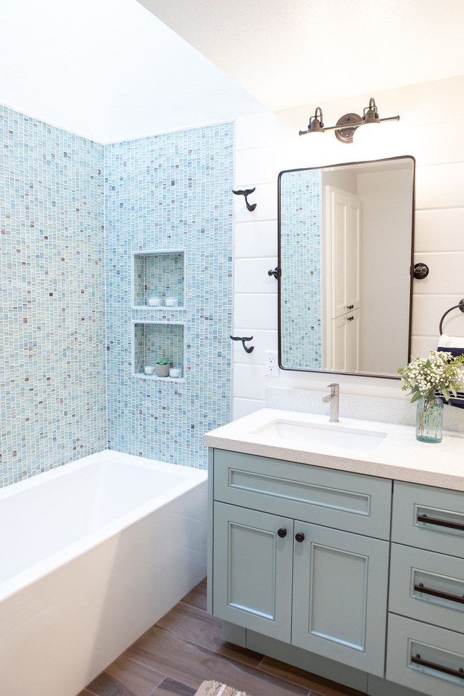 Foto de cuarto de baño costero con puertas de armario azules