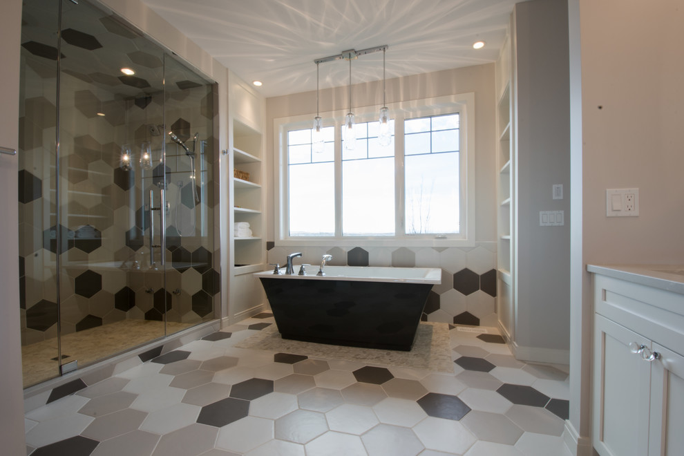 Источник вдохновения для домашнего уюта: главная ванная комната в классическом стиле с отдельно стоящей ванной, фасадами в стиле шейкер, белыми фасадами, двойным душем и разноцветной плиткой
