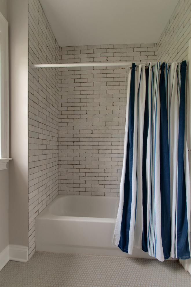 Стильный дизайн: детская ванная комната среднего размера в стиле неоклассика (современная классика) с фасадами в стиле шейкер, белыми фасадами, унитазом-моноблоком, серой плиткой, керамической плиткой, серыми стенами, врезной раковиной, столешницей из гранита, бежевой столешницей, ванной в нише, душем над ванной, полом из мозаичной плитки, белым полом и шторкой для ванной - последний тренд