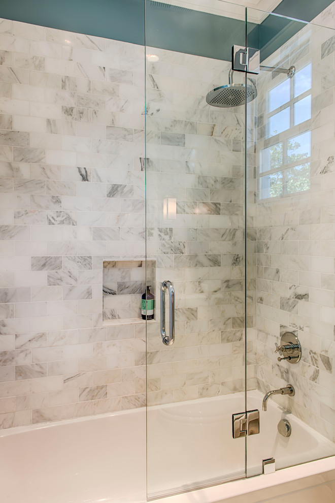 Idee per una piccola stanza da bagno con doccia minimalista con top in marmo