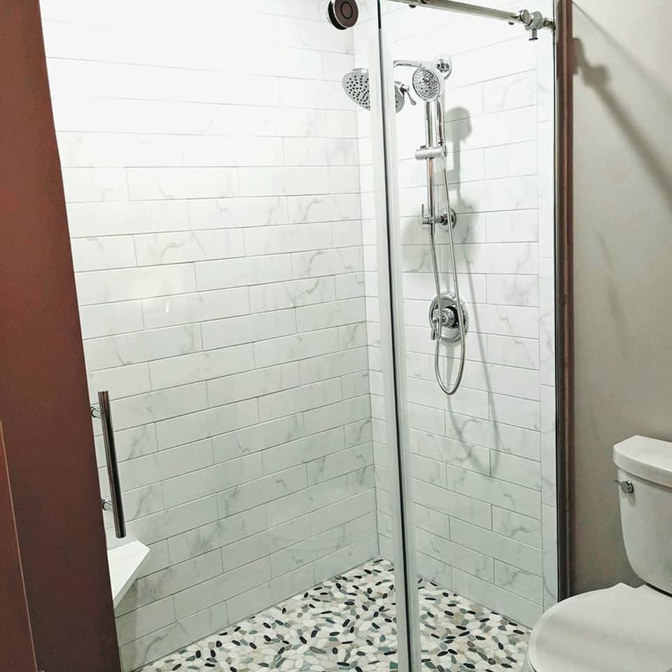 Idéer för att renovera ett vintage badrum, med vita väggar, klinkergolv i småsten och flerfärgat golv