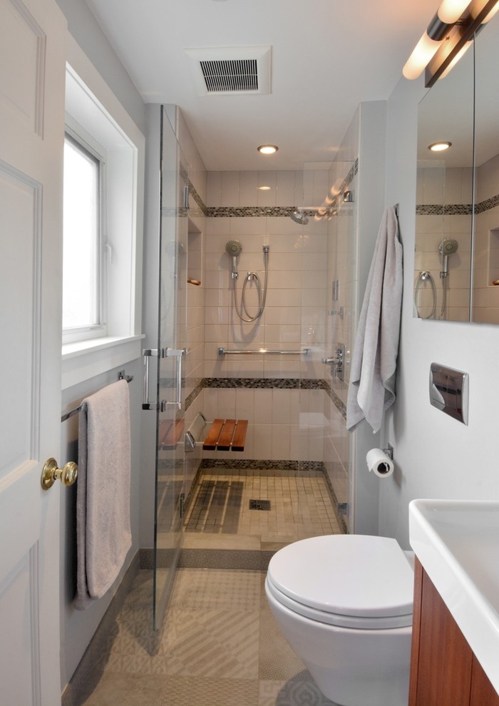 Esempio di una piccola stanza da bagno con doccia minimalista con ante lisce, ante in legno scuro, doccia alcova, WC sospeso, piastrelle grigie, piastrelle in ceramica, pareti grigie, pavimento in gres porcellanato e lavabo sospeso