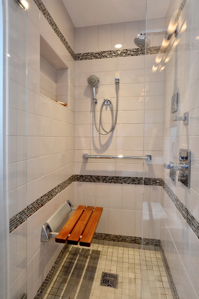 Exempel på ett litet modernt badrum med dusch, med släta luckor, skåp i mellenmörkt trä, en dusch i en alkov, en vägghängd toalettstol, grå kakel, keramikplattor, grå väggar, klinkergolv i porslin och ett väggmonterat handfat