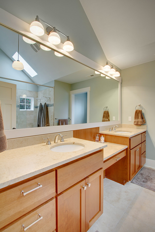 Foto de cuarto de baño tradicional con lavabo bajoencimera, armarios estilo shaker y puertas de armario de madera oscura