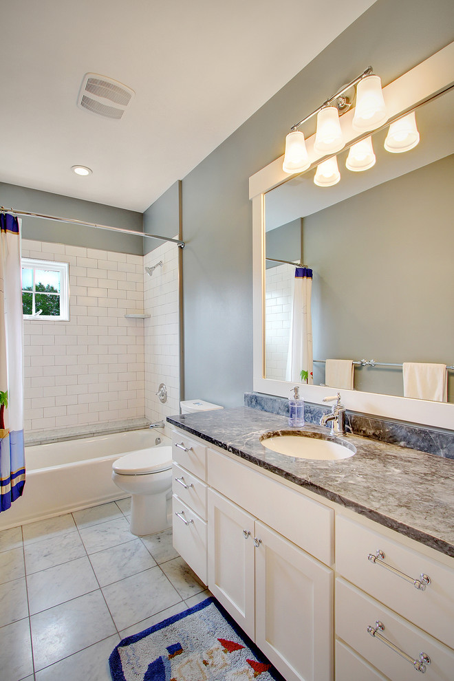 Ejemplo de cuarto de baño tradicional con baldosas y/o azulejos de cemento y ducha con cortina