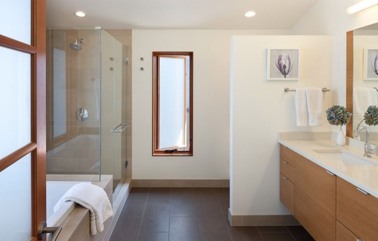 Diseño de cuarto de baño principal y único minimalista de tamaño medio con paredes blancas, suelo marrón y encimeras blancas