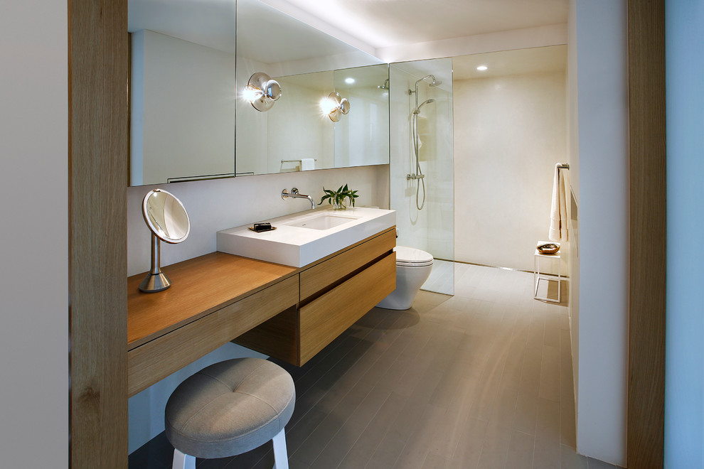 Пример оригинального дизайна: ванная комната среднего размера в стиле ретро с плоскими фасадами, фасадами цвета дерева среднего тона, открытым душем, белыми стенами, пробковым полом, душевой кабиной, врезной раковиной и столешницей из кварцита