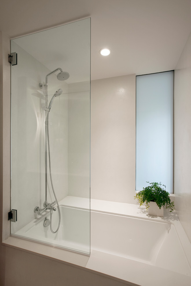 Idee per una stanza da bagno con doccia moderna di medie dimensioni con vasca/doccia e pareti bianche