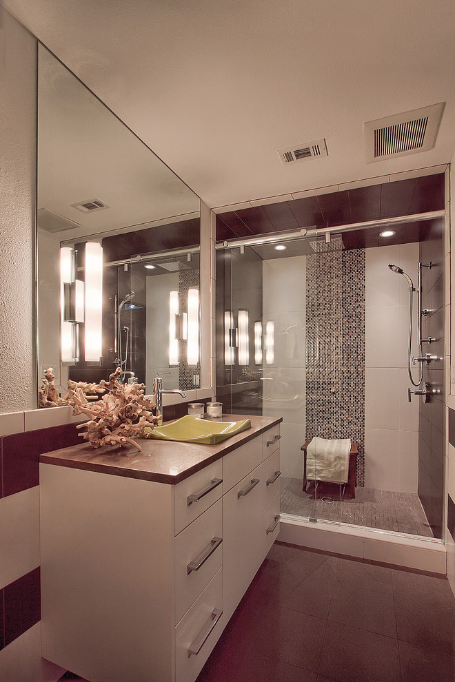 Exempel på ett mellanstort klassiskt badrum med dusch, med ett fristående handfat, släta luckor, vita skåp, bänkskiva i kvarts, brun kakel, porslinskakel, klinkergolv i porslin, en dusch i en alkov, en toalettstol med separat cisternkåpa, vita väggar, brunt golv och dusch med gångjärnsdörr