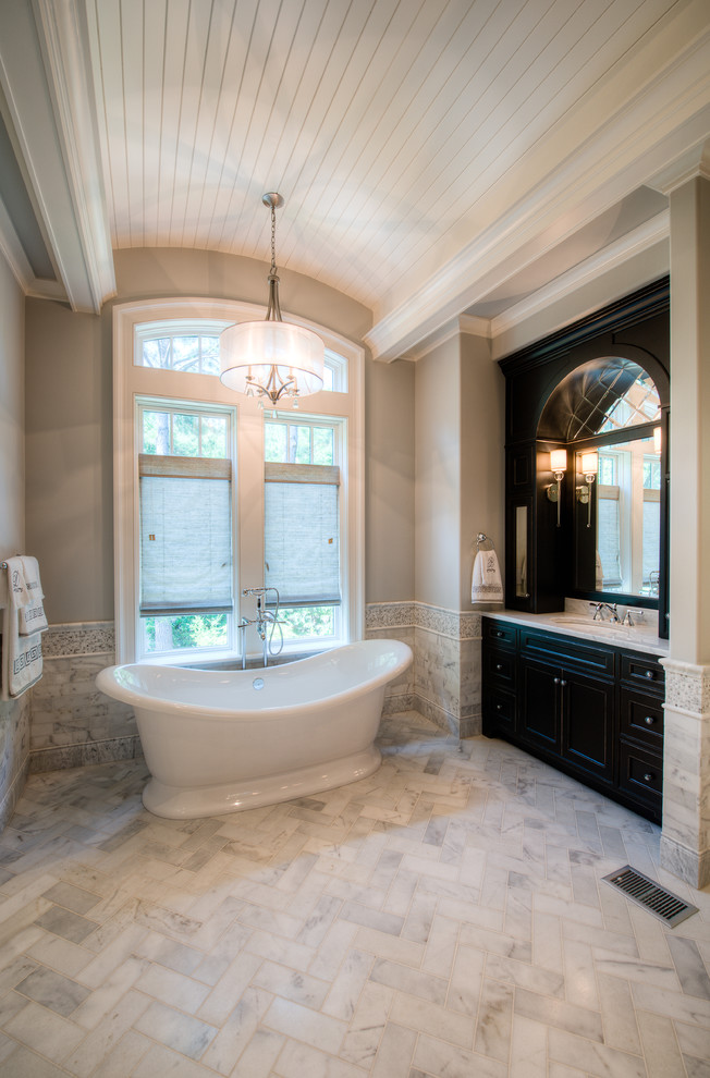 Example of a classic bathroom design in Charleston