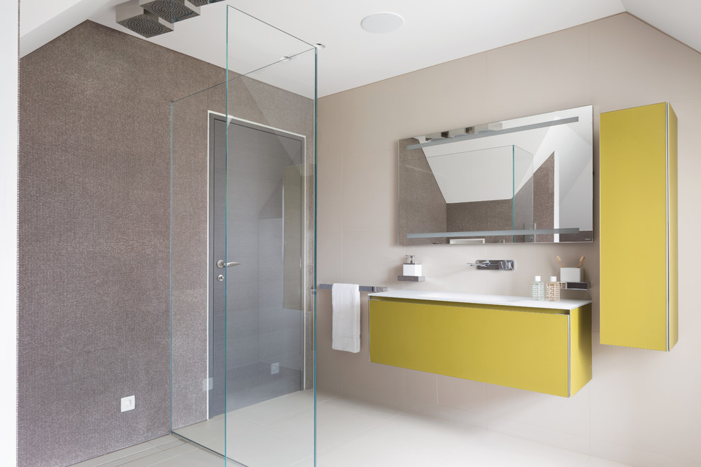 Пример оригинального дизайна: ванная комната в современном стиле с плоскими фасадами, желтыми фасадами, душем без бортиков, бежевыми стенами, душевой кабиной, монолитной раковиной, белым полом и белой столешницей