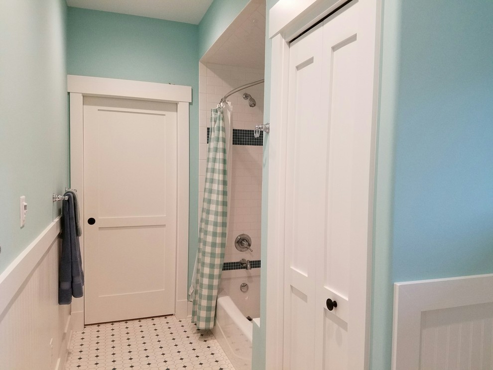 Idéer för mellanstora maritima badrum för barn, med ett badkar i en alkov, en dusch/badkar-kombination, vit kakel, keramikplattor, blå väggar, mosaikgolv, vita skåp och vitt golv