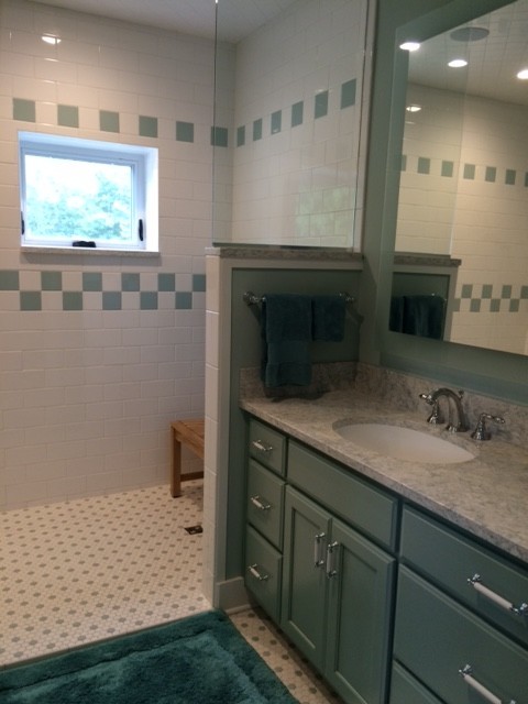 Idéer för att renovera ett mellanstort lantligt en-suite badrum, med släta luckor, en kantlös dusch, vit kakel, keramikplattor, mosaikgolv, ett undermonterad handfat, bänkskiva i kvarts, gröna skåp och vitt golv