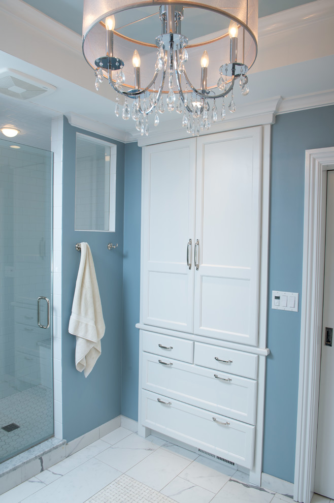 Bild på ett mellanstort vintage grå grått en-suite badrum, med skåp i shakerstil, vita skåp, ett platsbyggt badkar, en dusch i en alkov, blå väggar, marmorgolv, ett undermonterad handfat, granitbänkskiva, vitt golv och dusch med gångjärnsdörr