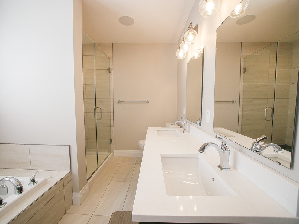 Стильный дизайн: главная ванная комната среднего размера в стиле модернизм с плоскими фасадами, коричневыми фасадами, накладной ванной, угловым душем, унитазом-моноблоком, бежевыми стенами, врезной раковиной и душем с распашными дверями - последний тренд