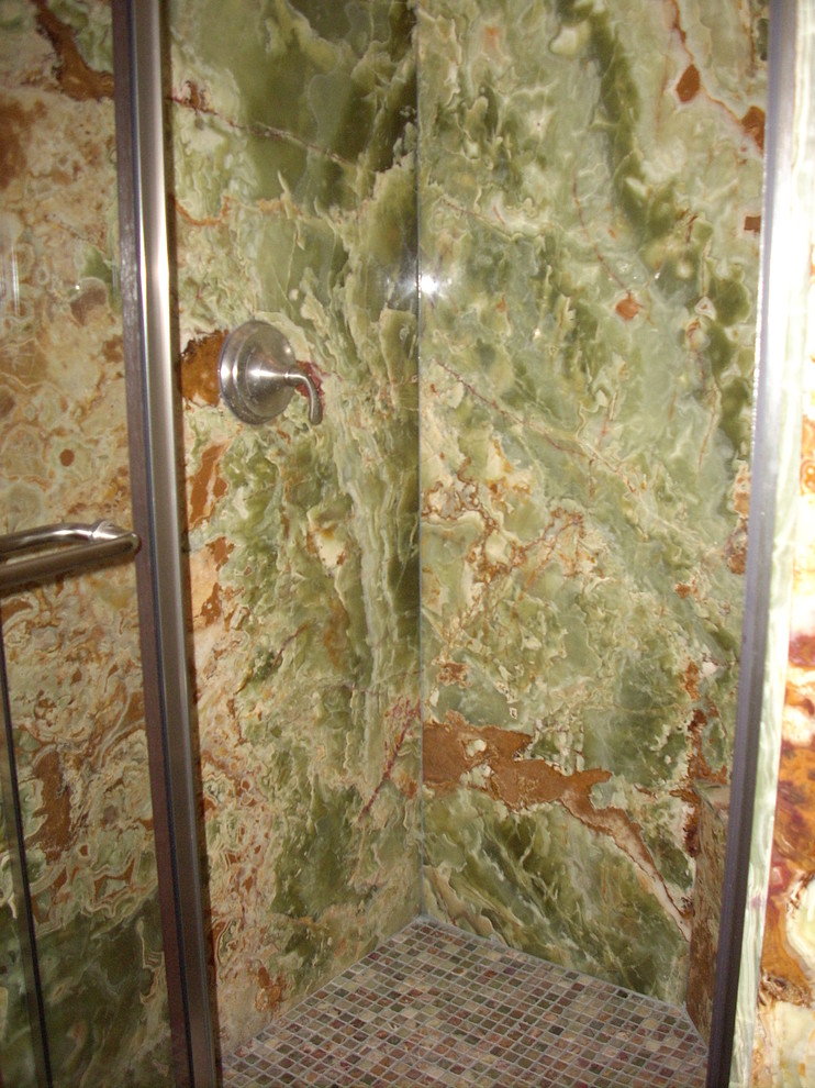 Mittelgroßes Eklektisches Duschbad mit Badewanne in Nische, Eckdusche, weißer Wandfarbe, Unterbauwaschbecken und Onyx-Waschbecken/Waschtisch in Seattle