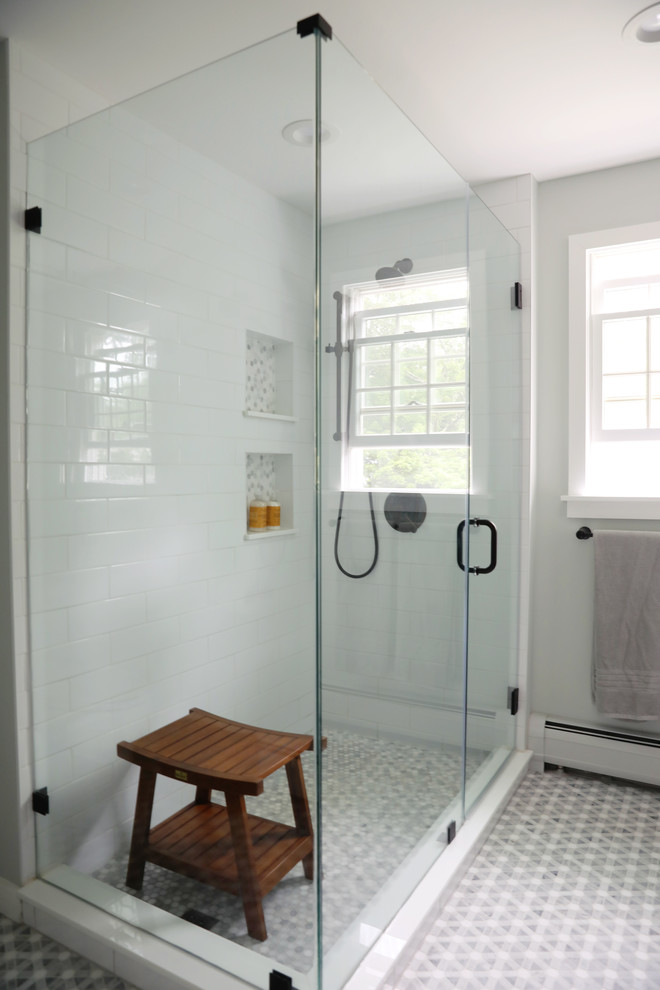 Lantlig inredning av ett mellanstort vit vitt en-suite badrum, med skåp i shakerstil, blå skåp, grå väggar, marmorgolv, bänkskiva i kvarts, dusch med gångjärnsdörr, en öppen dusch, ett undermonterad handfat och flerfärgat golv