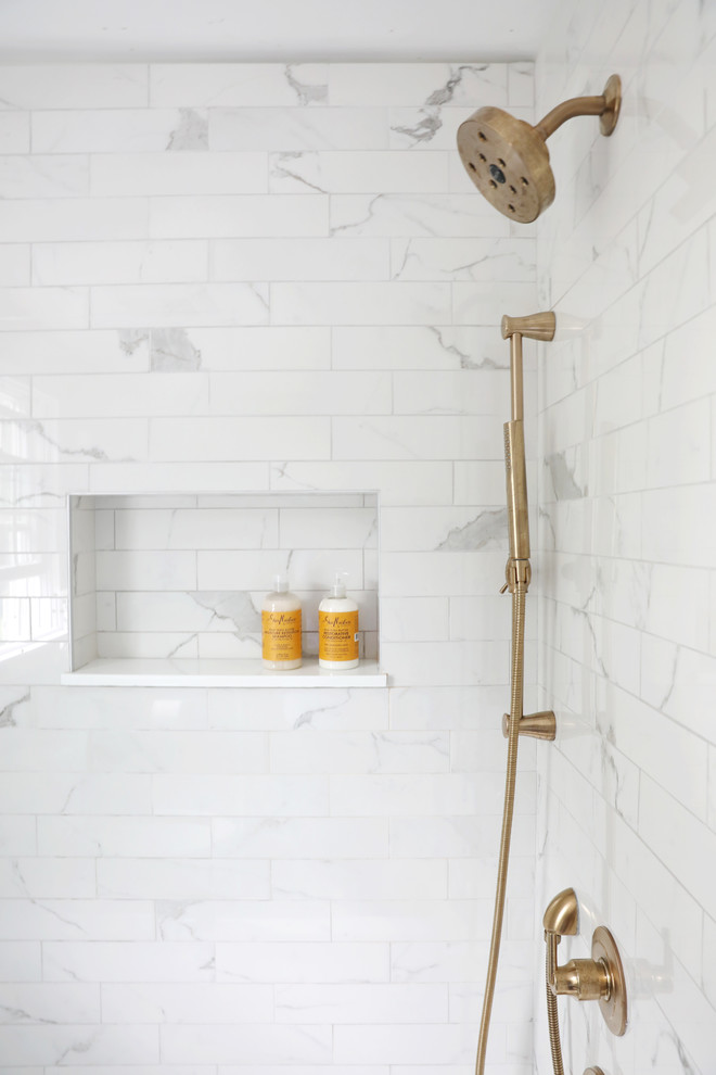 Inredning av ett modernt mellanstort vit vitt badrum, med skåp i shakerstil, blå skåp, grå väggar, klinkergolv i porslin, bänkskiva i kvarts och ett undermonterad handfat