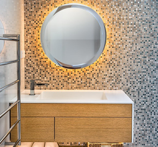 Idéer för funkis badrum, med ett integrerad handfat, släta luckor, skåp i mellenmörkt trä, bänkskiva i akrylsten, brun kakel och mosaik