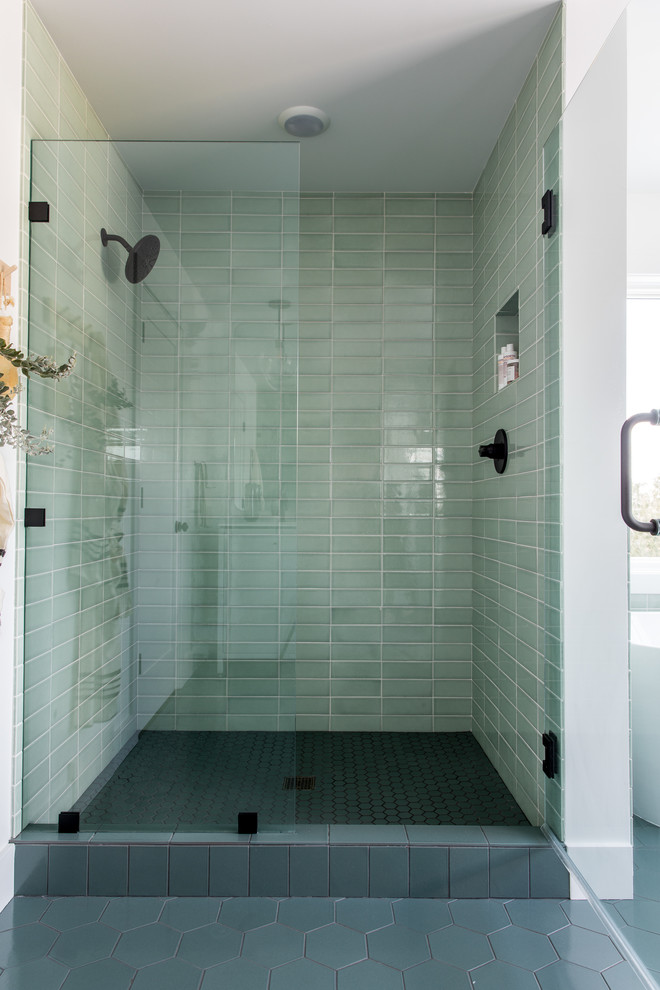 Пример оригинального дизайна: большая главная ванная комната в скандинавском стиле с плоскими фасадами, белыми фасадами, отдельно стоящей ванной, душем в нише, зеленой плиткой, керамической плиткой, белыми стенами, полом из керамической плитки, врезной раковиной, столешницей из кварцита, зеленым полом, душем с распашными дверями и белой столешницей